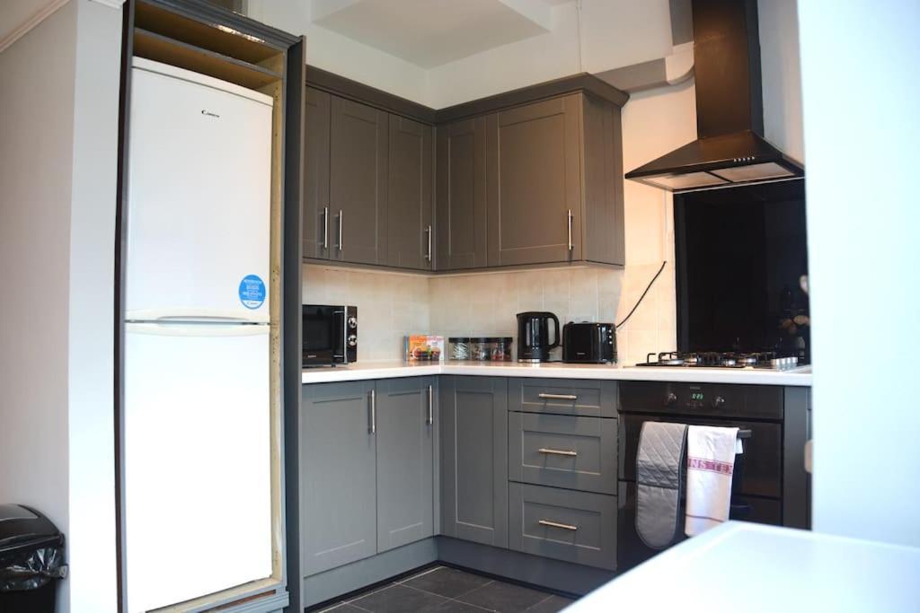 3 Bed House In The Heart Of Palmers Green, Hébergement de vacances