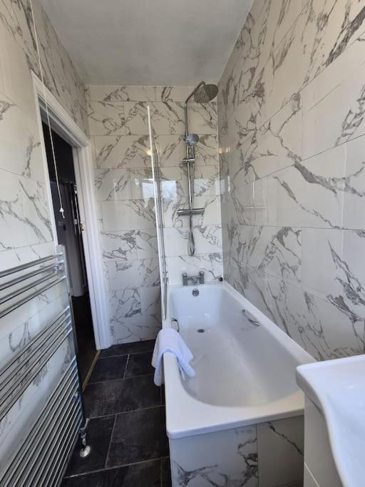 3 Bed House In The Heart Of Palmers Green, Hébergement de vacances Londres